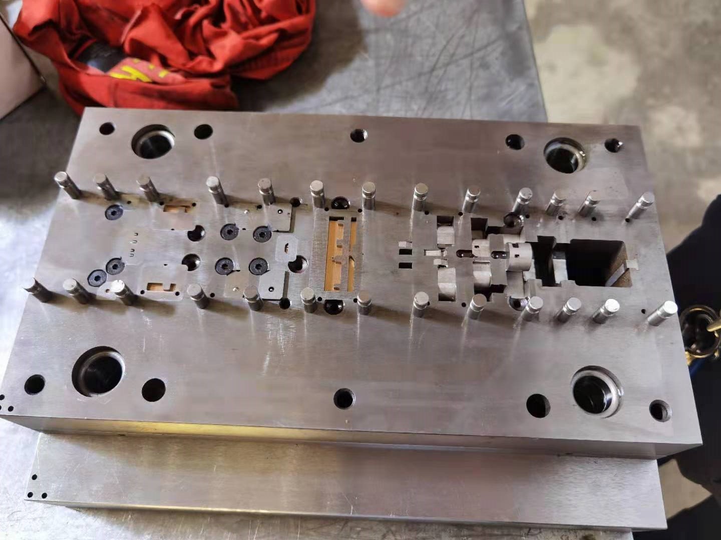 Precision hardware mould for battery shrapnel of ultrasonic surgical gun