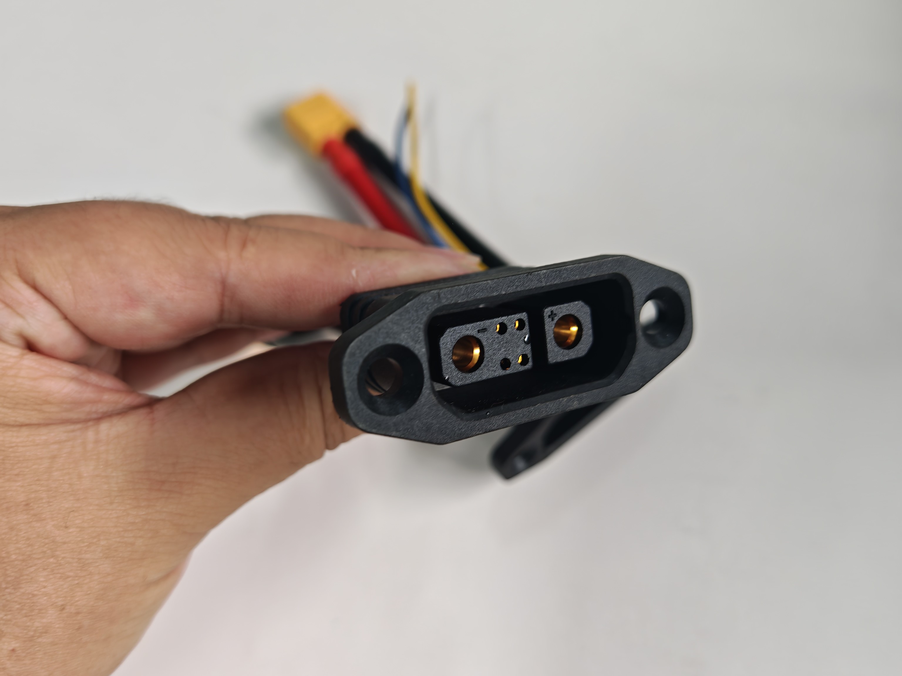 皇冠连接器：推拉机构的多功能性