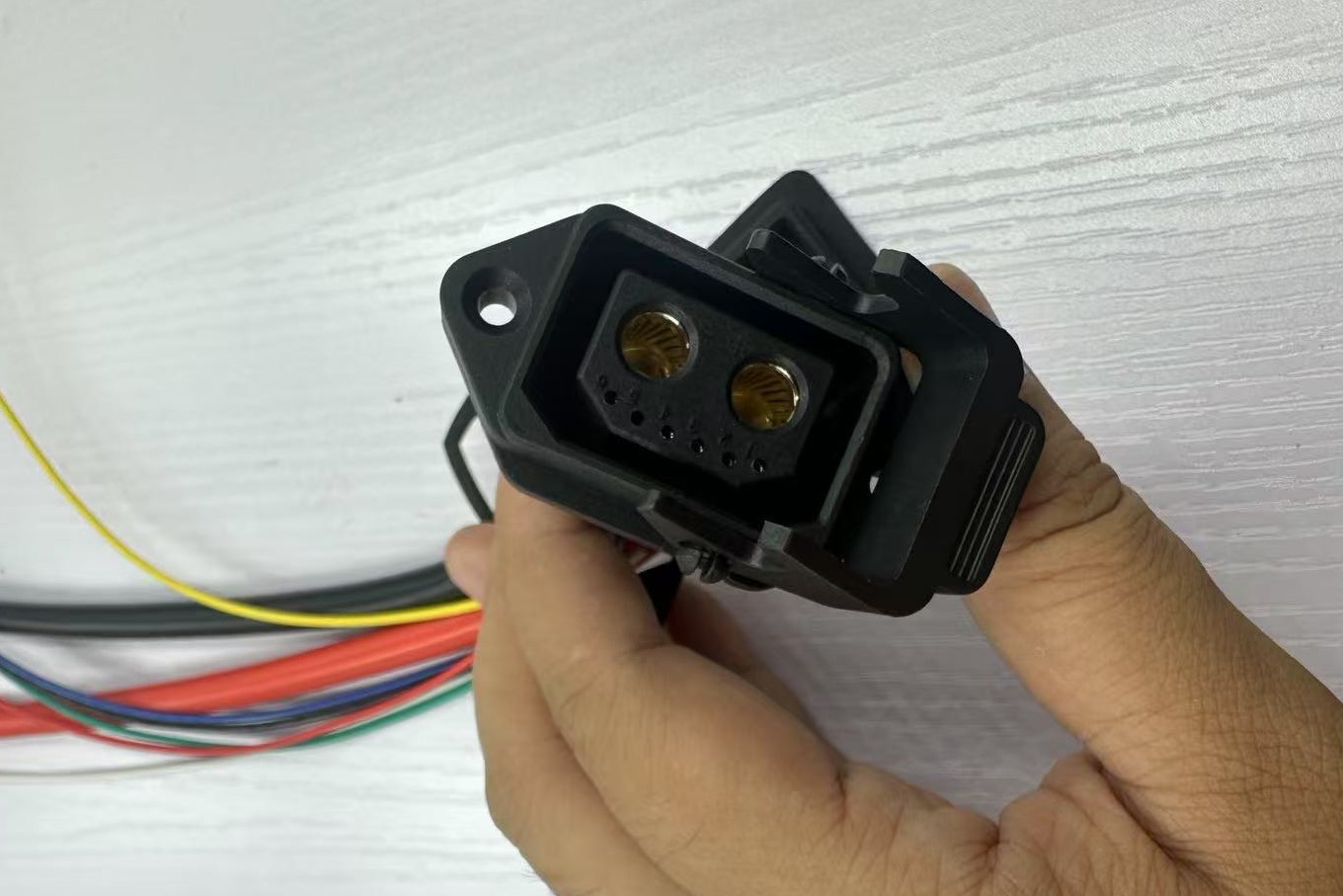 确保安全：高质量连接器在电动摩托车中的作用